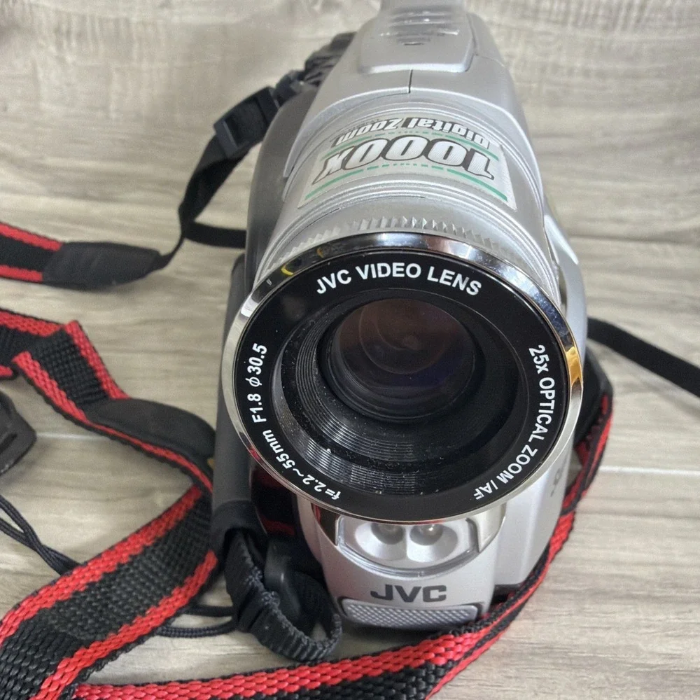 JVC GR-SXM37U S-VHS Camcorder 25x Optical 1000x Digital Zoom Untested
